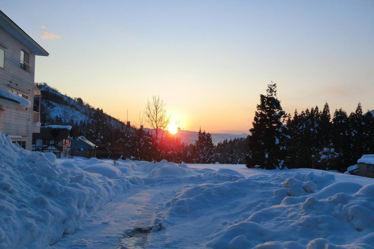 外観 やまぼうしからの夕方